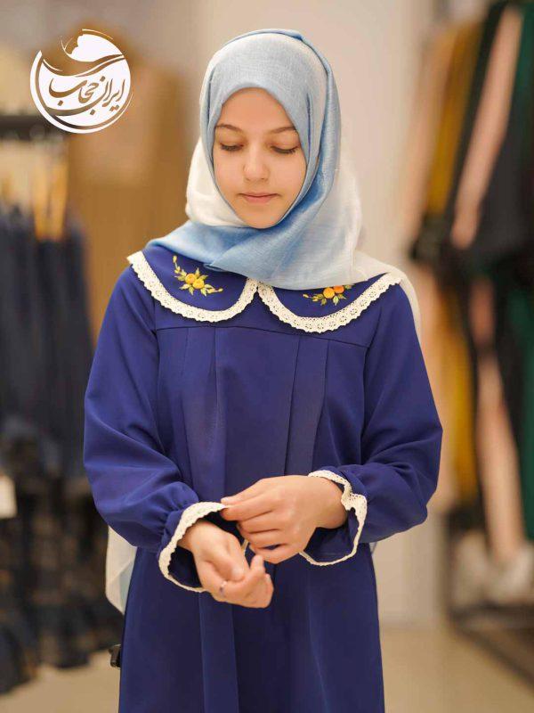 پیراهن آبی گلدوزی شده نوجوان نمای نزدیک