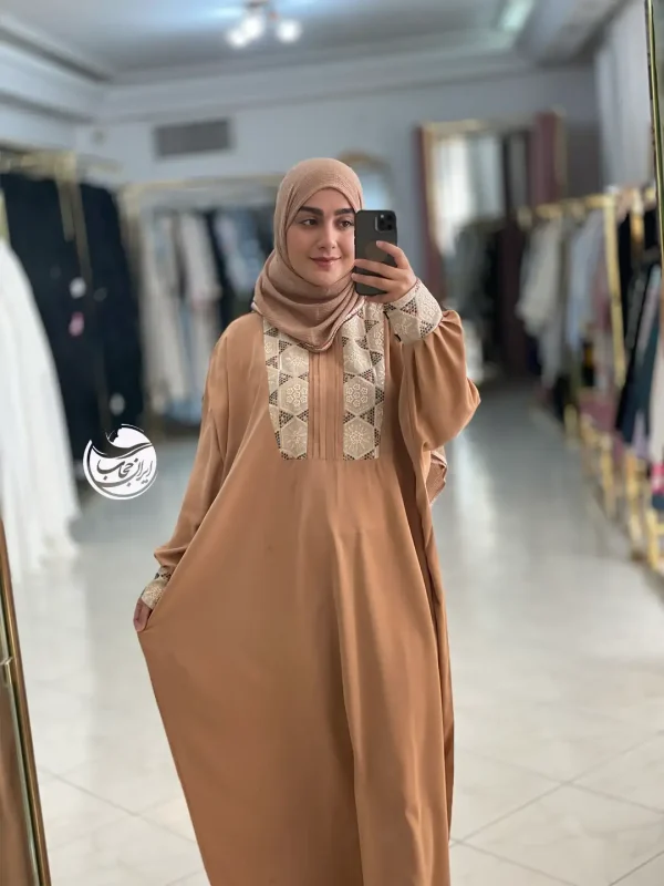خرید و قیمت مانتو عبایی الیزه نسکافه‌ای و شیری با تزیین سوزن‌دوزی سنتی
